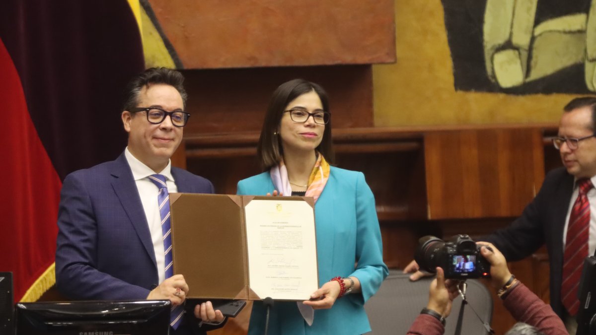 Roberto Romero von Buchwald fue oficializado como Superintendente de Bancos. La legisladora Esther Cuesta presidió la sesión de la Asamblea Nacional, este lunes 27 de enero.