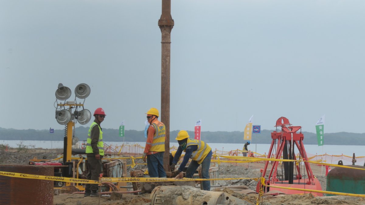 Labores. Los trabajos en la construcción de un nuevo muelle en el Puerto de Aguas Profundas de Posorja, la inversión es de DP World.