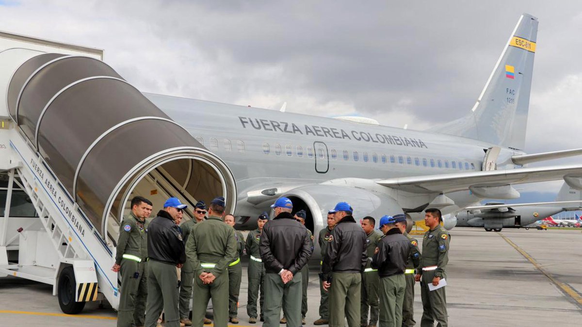 Pilotos reunidos antes del despegue de una aeronave rumbo a San Diego (EE.UU) este lunes 27 de enero, en el Comando Aéreo de Transporte Militar (Catam) en Bogotá (Colombia).