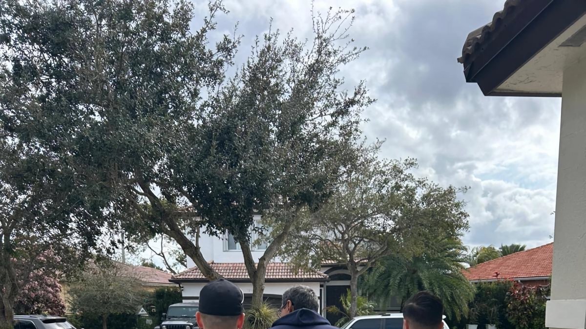 Hecho. Agentes federales arrestan a una persona indocumentada en las redadas migratorias, según el Servicio de Inmigración y Aduanas se capturó cerca de mil personas el domingo 26 de enero de 2025.