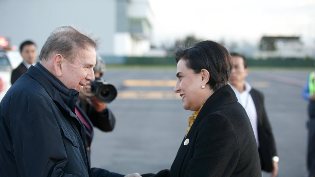 El líder opositor venezolano, Edmundo González Urrutia, junto a la canciller de Ecuador, Gabriela Sommerfeld.
