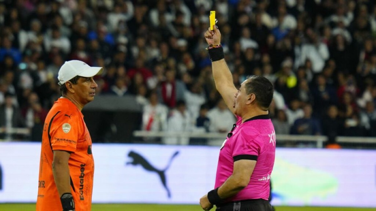 Byron Moreno (d) mostrando una tarjeta a José Francisco Cevallos en el partido de glorias de Liga de Quito