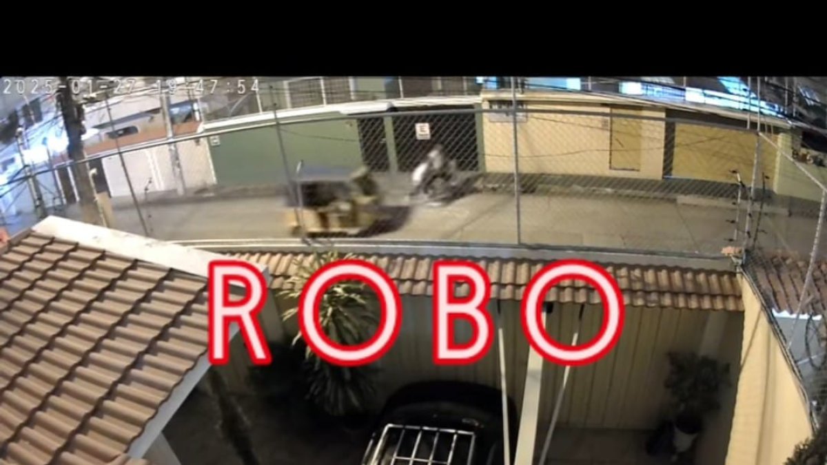 Una cámara de videovigilancia captó el momento del robo a una pareja en Los Almendros, sur de Guayaquil, la noche de este lunes 27 de enero.