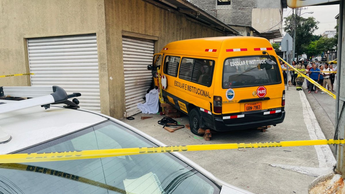 El bus colisionó contra un vehículo y el impacto lo desvió hasta la calzada, donde asesinó a la mujer.