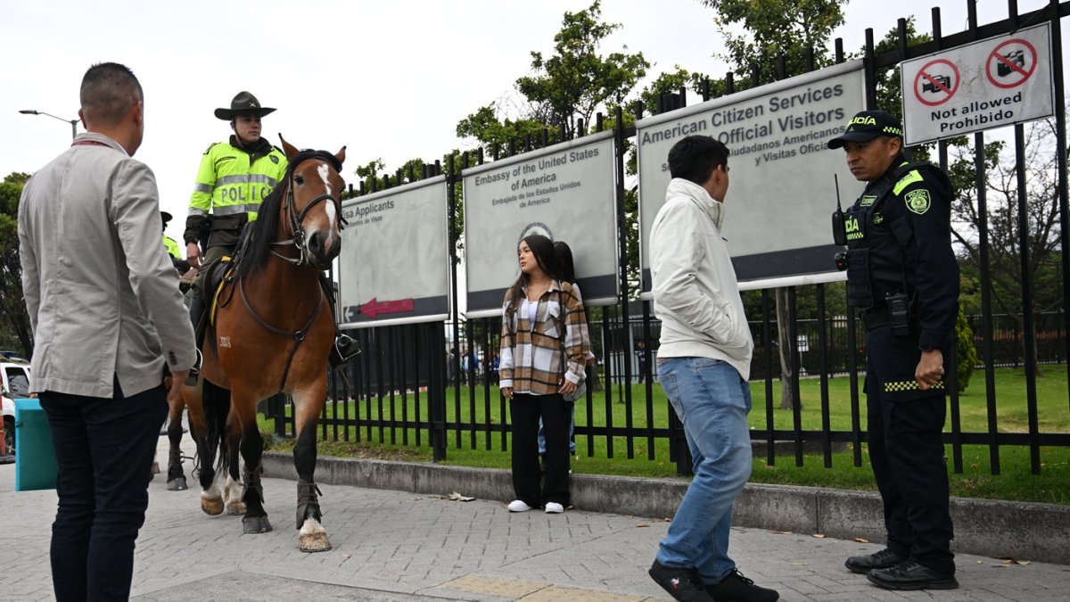 Agentes de la policía montada patrullan frente a la embajada de Estados Unidos, donde la gente espera después de que se cancelaran sus citas para visas en Bogotá el 27 de enero de 2025.