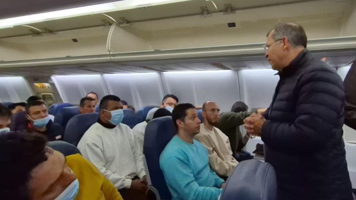 El presidente de Colombia, Gustavo Petro, recibe a deportados que fueron trasladados en un avión de la Fuerza Aérea de ese país.