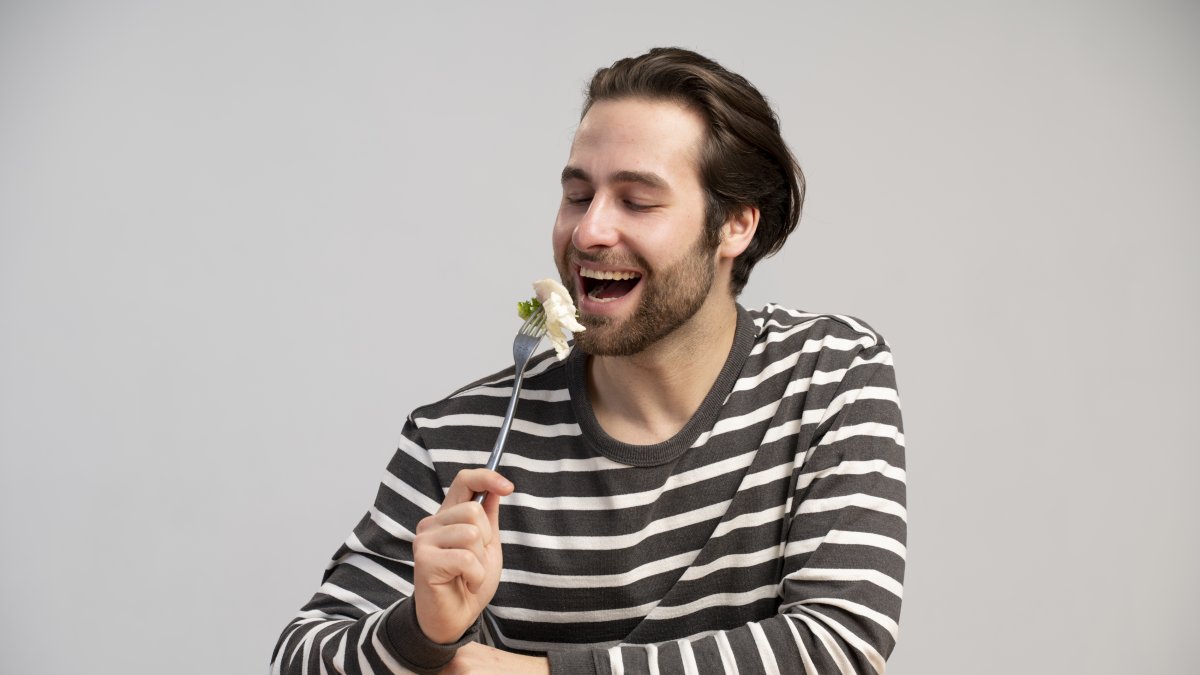 El hábito de comer rápidamente puede contribuir al aumento de peso y otros problemas de salud