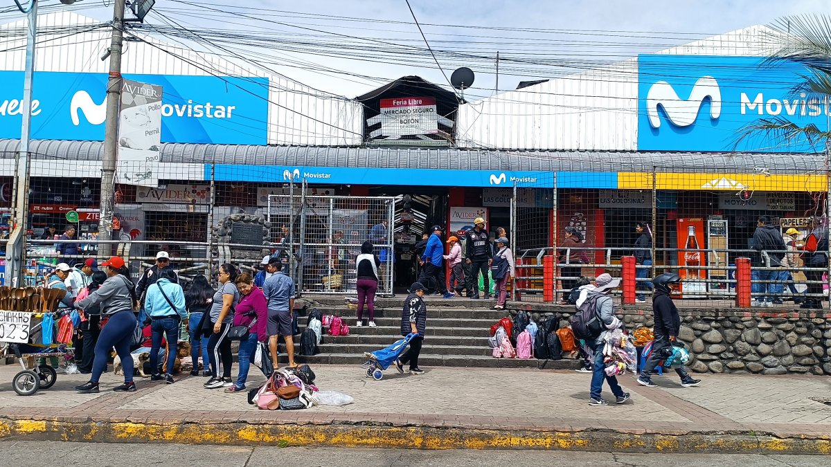 Desorden. La presencia de comerciantes informales se evidencia adentro y fuera del lugar.