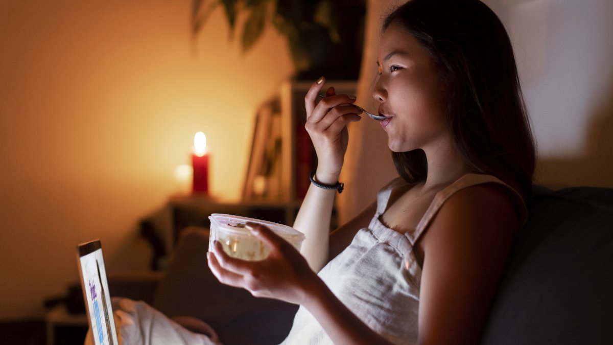 ¿Qué tan tarde se puede comer sin causar problemas en la salud?