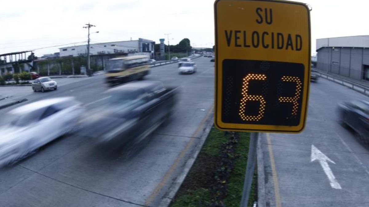 El exceso de velocidad se detecta a través de radares ubicados en las vías del país.