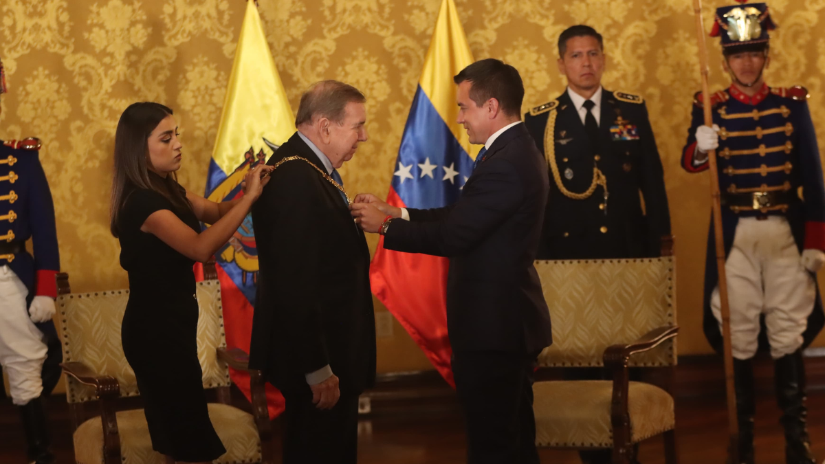 Daniel Noboa condecora a Edmundo González en Ecuador.