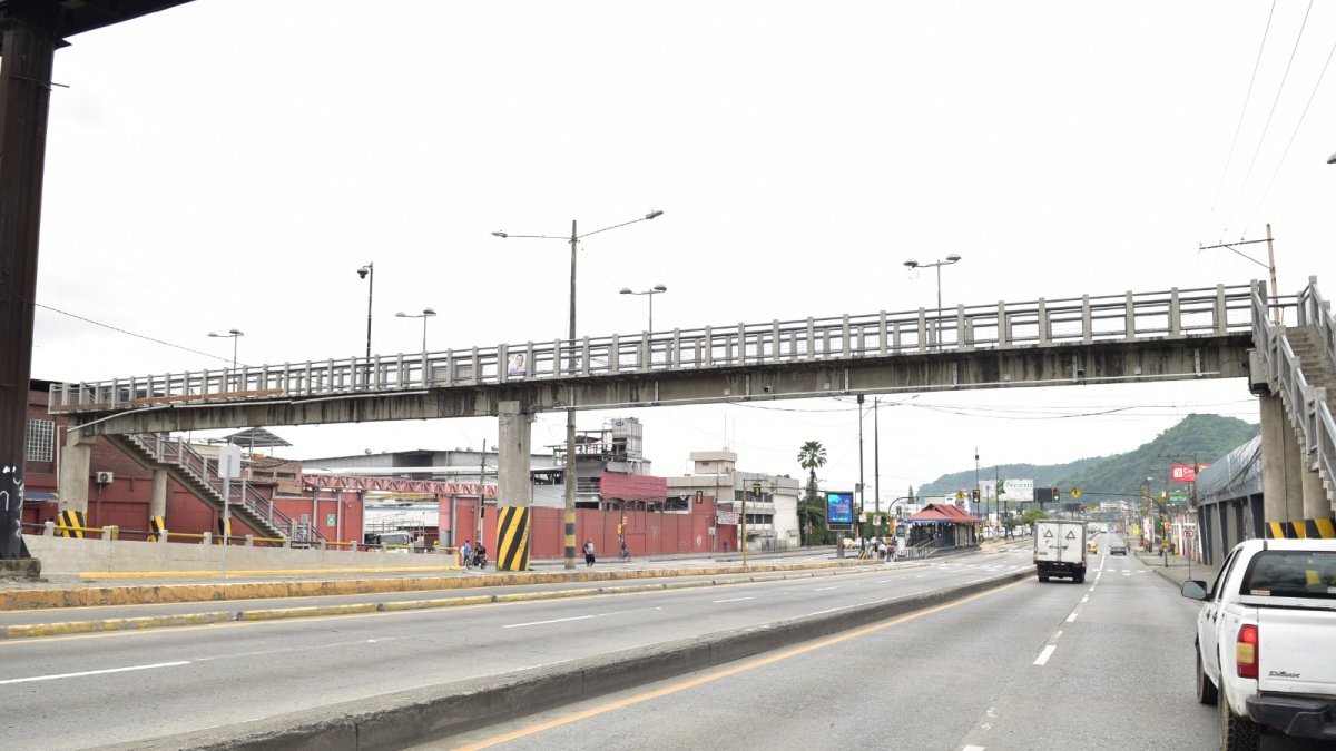 El municipio está interviniendo los pasos peatonales elevados.