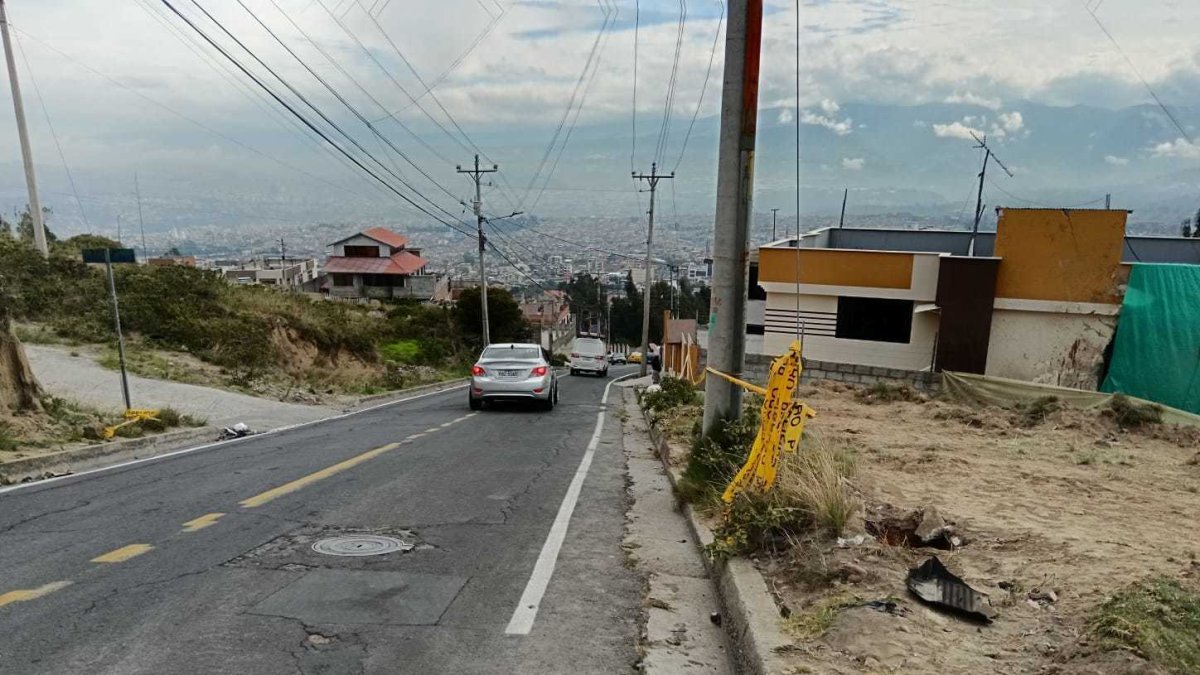 Hecho. La calle Bernardino Echeverría, además de estar en mal estado, carece de señalética y aceras.