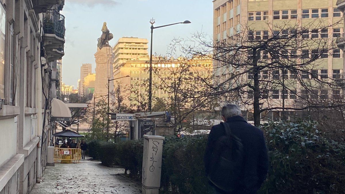Un hombre camina hacia la plaza del Marqués de Pombal, en el centro de Lisboa.