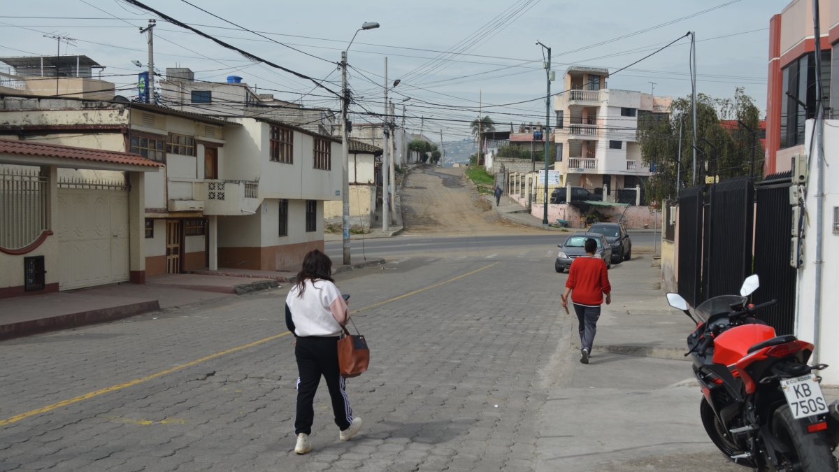 Ambato. En tiempo de lluvias las calles se llenan de agua por el sistema de alcantarillado que colapsa. 