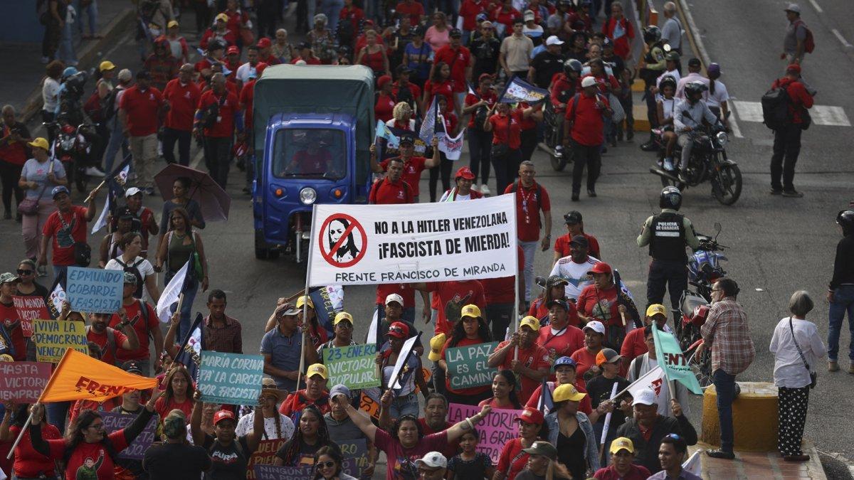 Partidarios de Nicolás Maduro, marchan durante una manifestación para conmemorar el aniversario del fin de la dictadura de Marcos Pérez Jiménez.