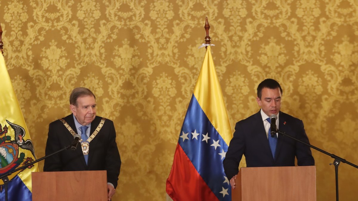 Edmundo González fue condecorado por Daniel Noboa, durante la visita que hizo el líder opositor de Venezuela a Ecuador.