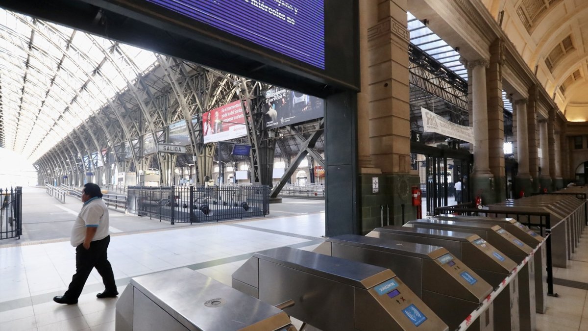 Un hombre camina dentro de la cerrada estación de tren Retiro Mitre durante una huelga de seis horas del servicio de trenes en Buenos Aires.