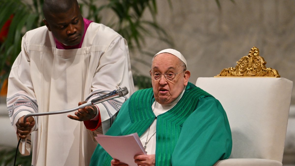 El Papa Francisco preside una misa durante el Jubileo del Mundo de las Comunicaciones en la basílica de San Pedro en el Vaticano, el 26 de enero de 2025.