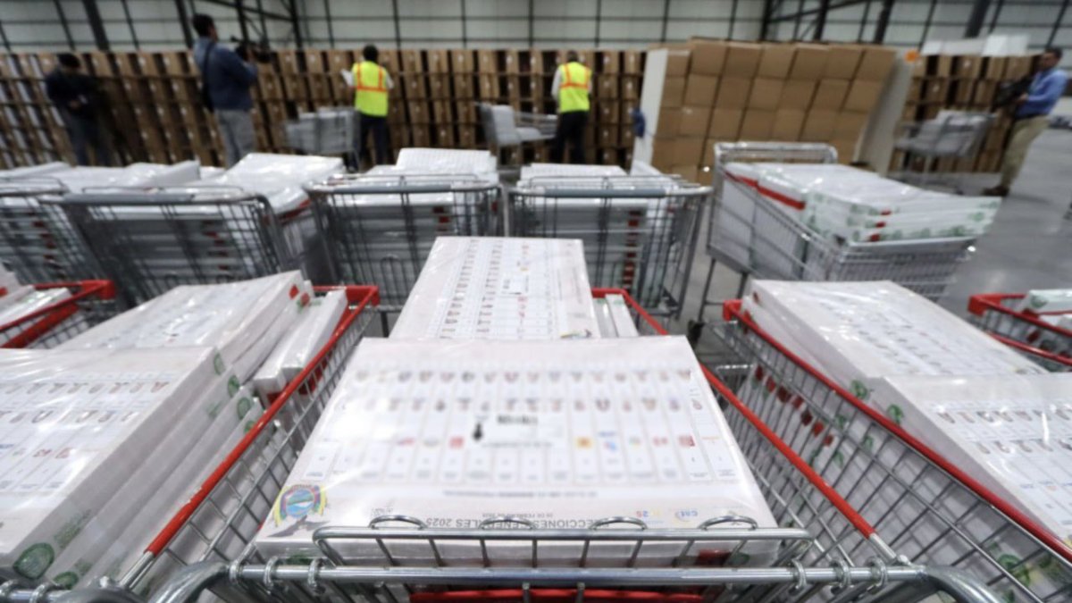 Proceso. Autoridades del CNE realizaron un recorrido por las instalaciones de la empresa Montgar, con el fin de constatar el avance de la integración de los 41.488 paquetes electorales.