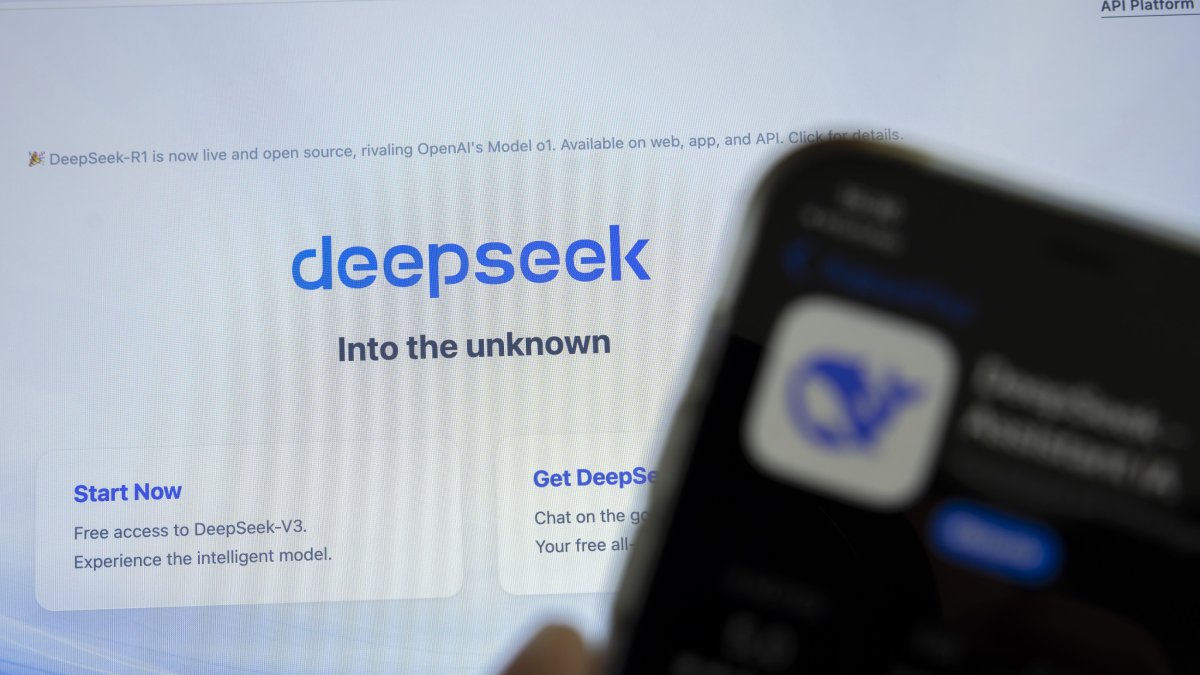 Tecnología. Una persona usando la herramienta de DeepSeek.