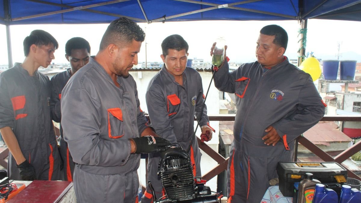 Escuela. La Fundación ICD capacita en distintos oficios a jóvenes en Durán.