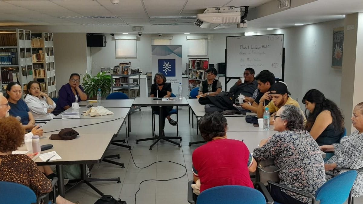 Club. Personas de distintas edades y profesiones se reúnen a leer en el MAAC.