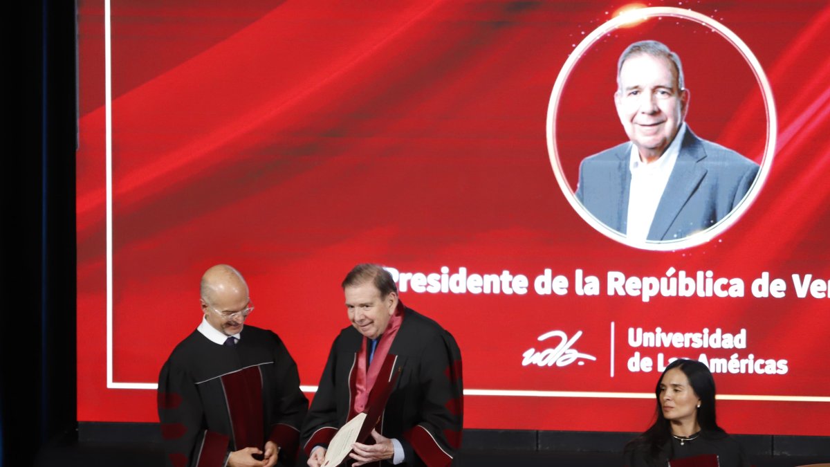 El canciller de la Udla, Carlos Larreátegui, entregó el doctorado honoris causa a Edmundo González.