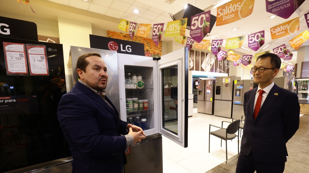 David Almeida, CAM de LG, junto a Jae Hyun Shim, embajador de Corea del Sur en Ecuador.