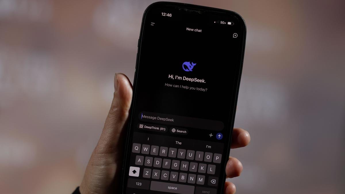 En esta ilustración fotográfica, una persona sostiene un teléfono que muestra la aplicación DeepSeek en Los Ángeles, California, EE. UU., el 28 de enero de 2025.