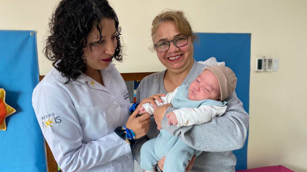 El bebé Máximo Damián, con su abuela Maritza Rosales y la neuropediatra Verónica Quintana, en el Hospital San Francisco de Quito.