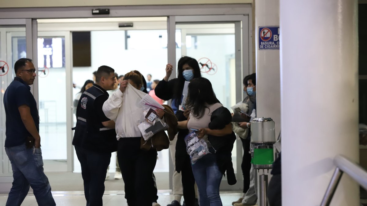 Migrantes deportados de EE. UU. llegan al aeropuerto José Joaquín de Olmedo en Guayaquil, donde fueron recibidos por brigadas del gobierno ecuatoriano.
