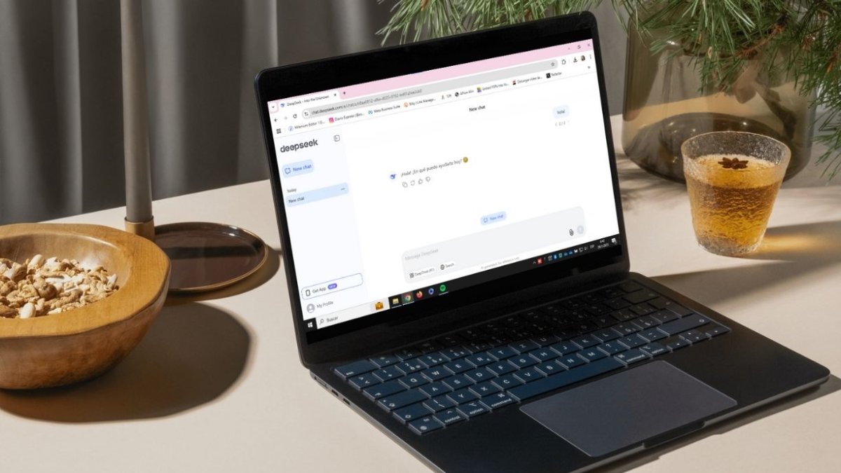 DeepSeek es un modelo de inteligencia artificial desarrollado en China que busca competir con ChatGPT y otras IAs avanzadas.