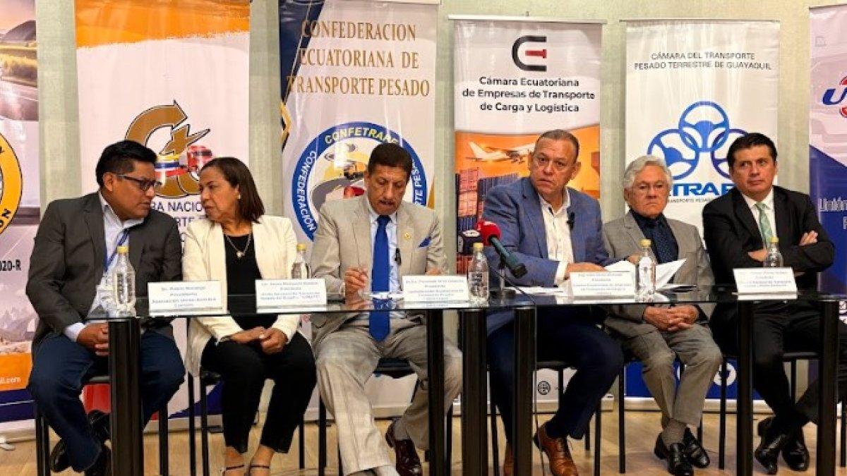 Representastes de gremios nacionales de transporte de carga pesada durante una rueda de prensa el 28 de enero.