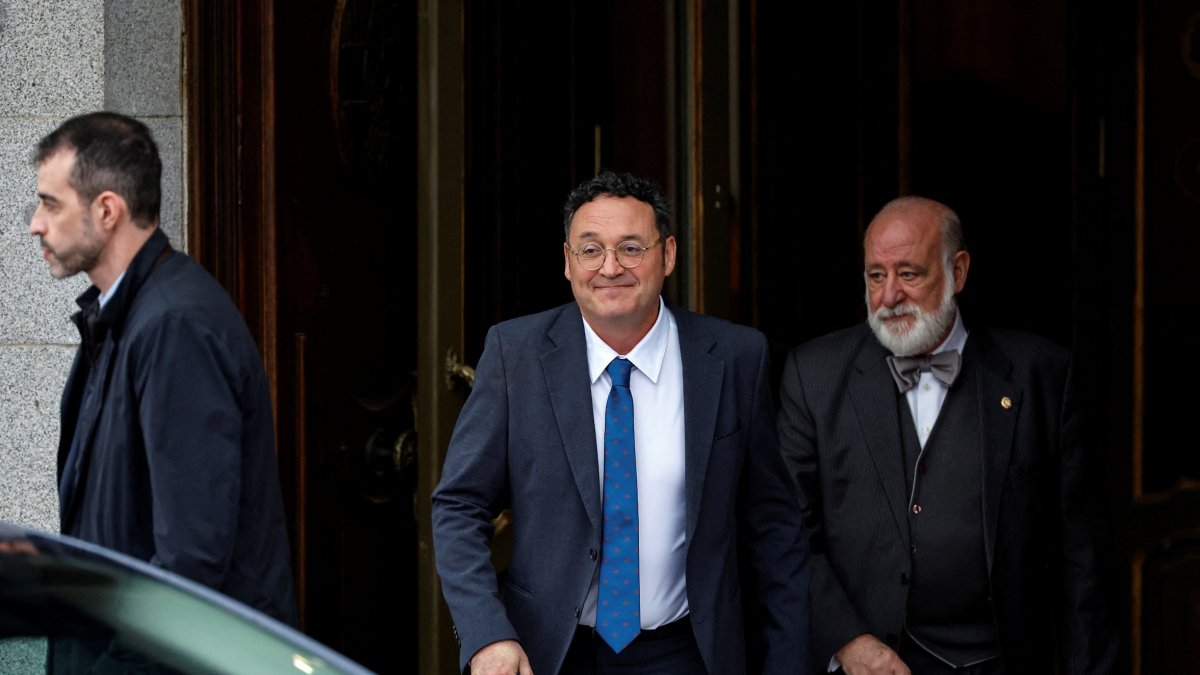 El fiscal principal de España, Álvaro García Ortiz (C), abandona el Tribunal Supremo en Madrid el 29 de enero de 2025.