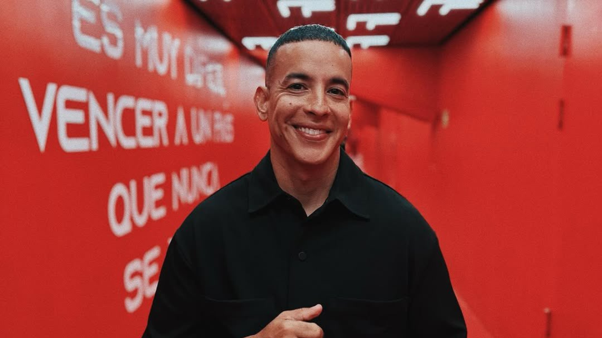 La contrataión surge en medio de disputas legales entre el cantante y su exesposa