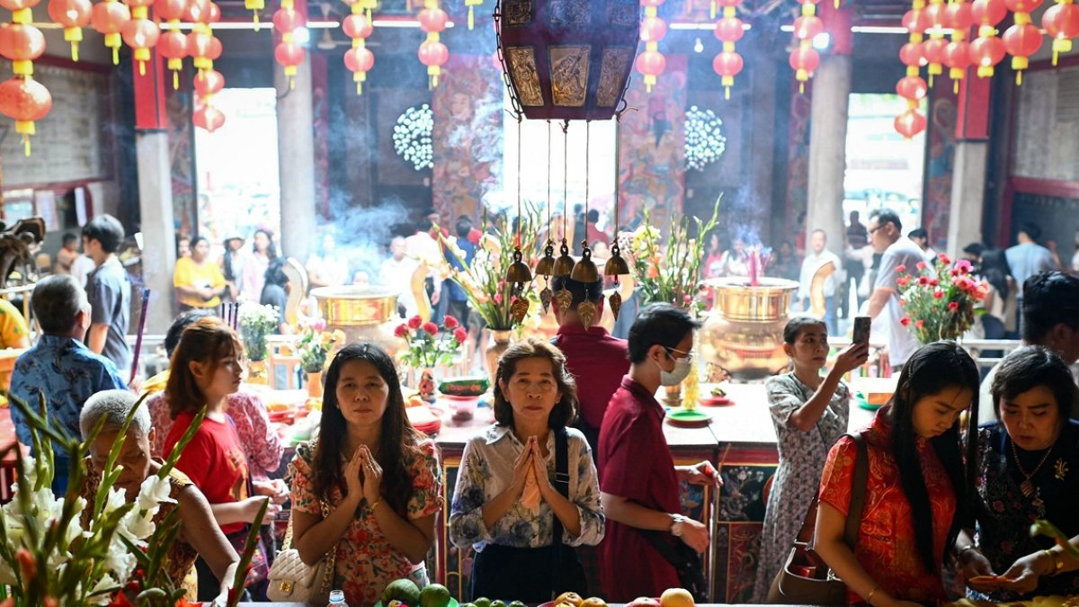 La gente reza en un templo chino en el área de Chinatown de Yangon el 29 de enero de 2025, el primer día del Año Nuevo Lunar de la Serpiente.