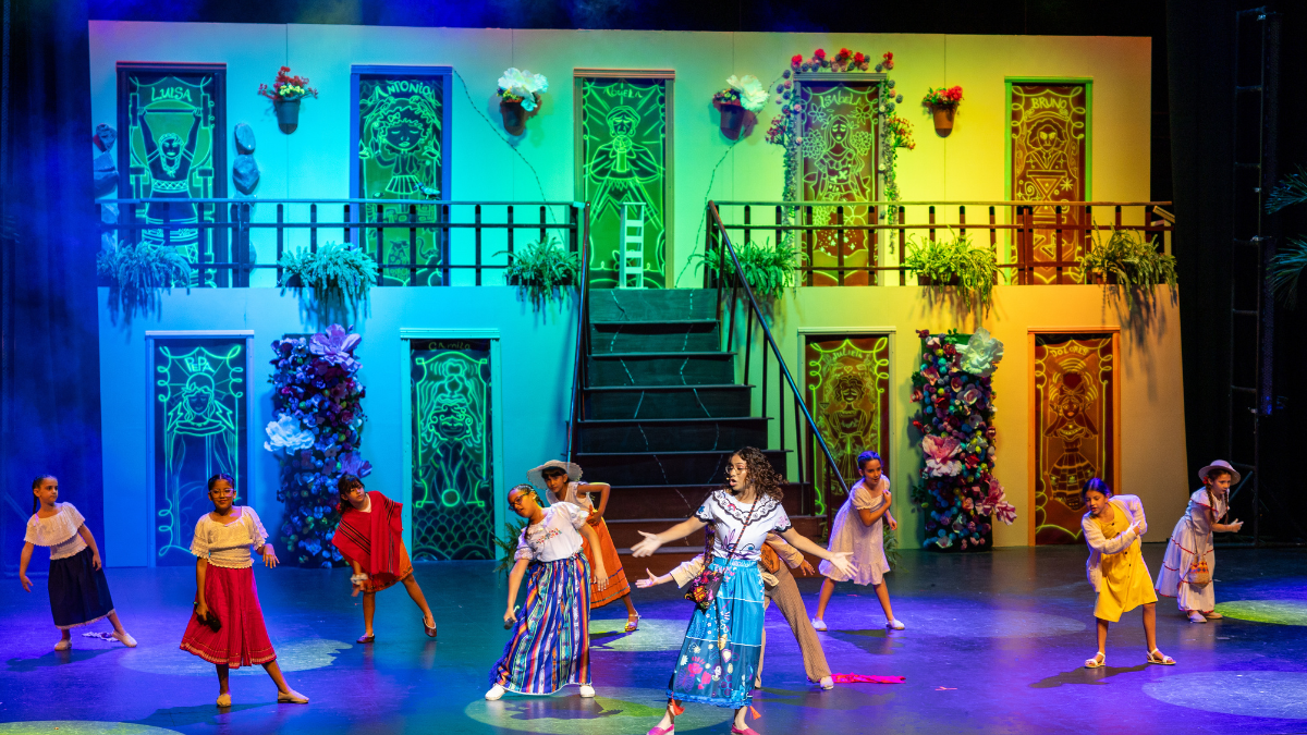 Los estudiantes de la Escuela de Artes Escénicas 'Jana' en la adaptación musical de la película Encanto.