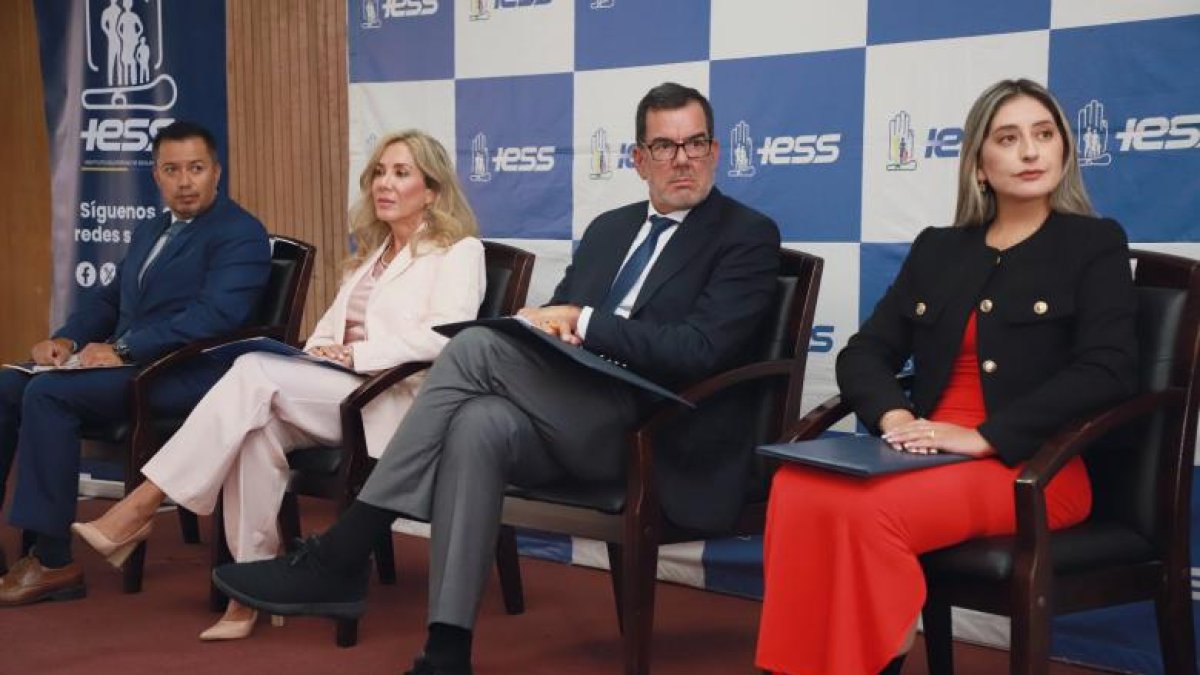 Eduardo Peña, presidente del Directorio del IESS, en rueda de prensa explicando las ventajas de la afiliación joven.