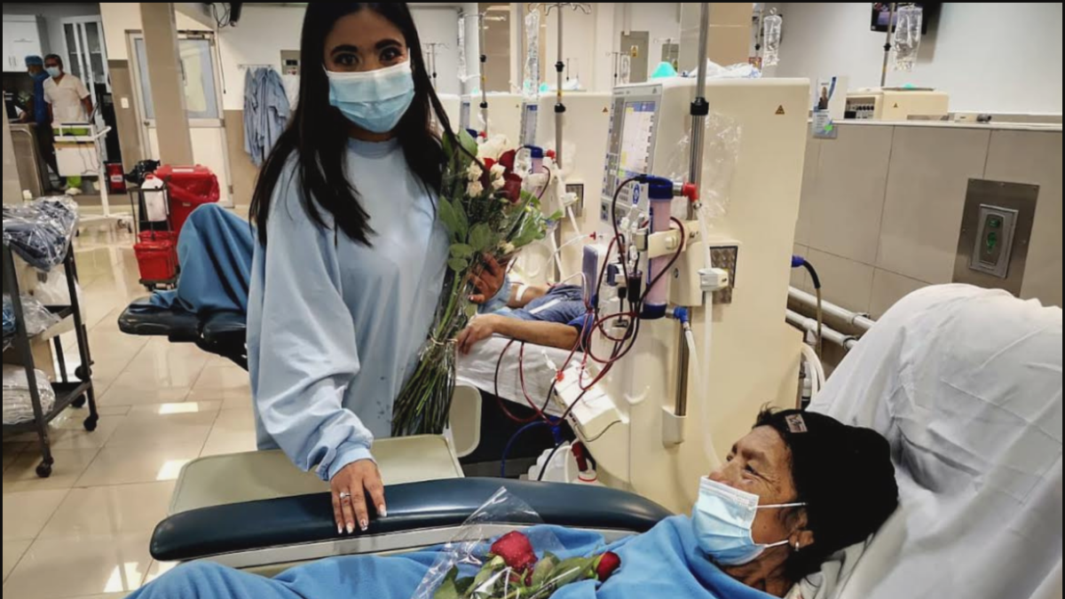 Alejandra Valdez (de pie), luego de someterse a diálisis, entrega flores a una compañera, en una clínica privada.