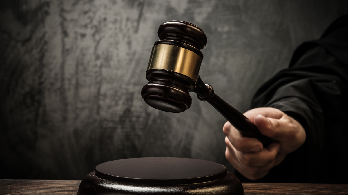 Condenan en Ecuador a dos exjueces que sacaron de cárcel a criminales a cambio de dinero.