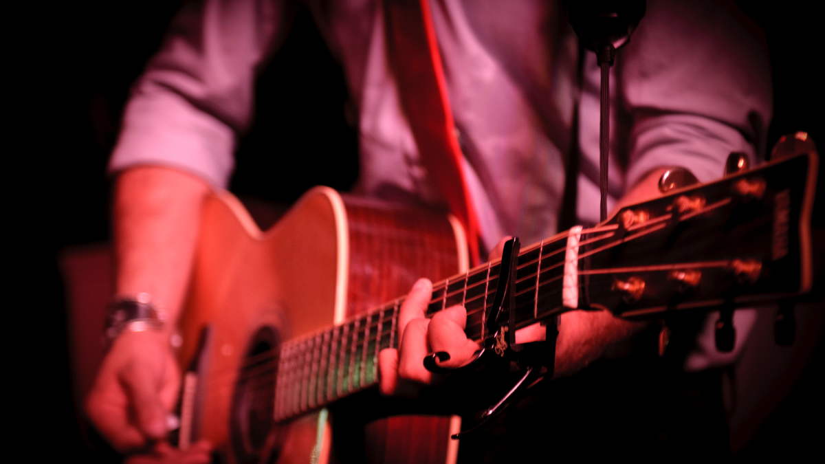 Referencial. Música en vivo.