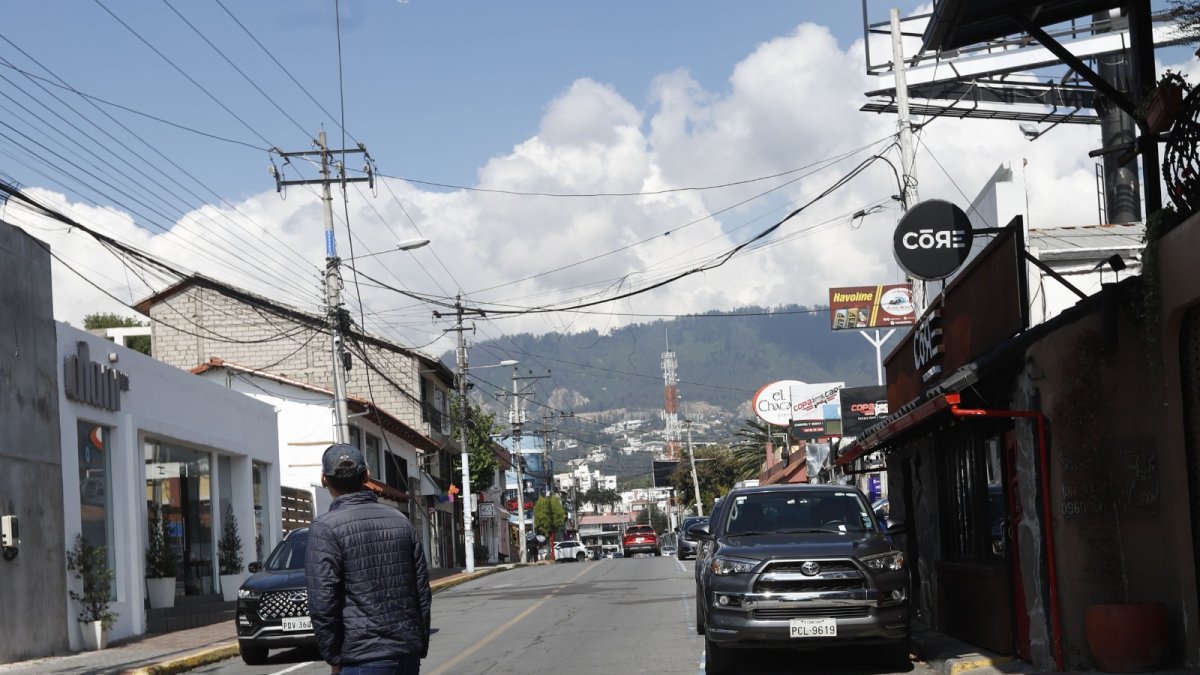 En el centro de Cumbayá no se respeta la norma y se deja poco espacio para los peatones que deben caminar por la vía.
