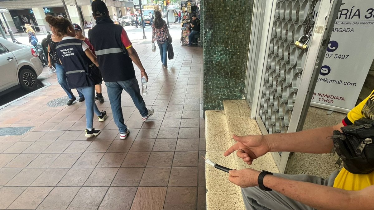 Los ciudadnaos llegan a encontrar trozos de cables en la calle y tapas abiertas en las mañanas.