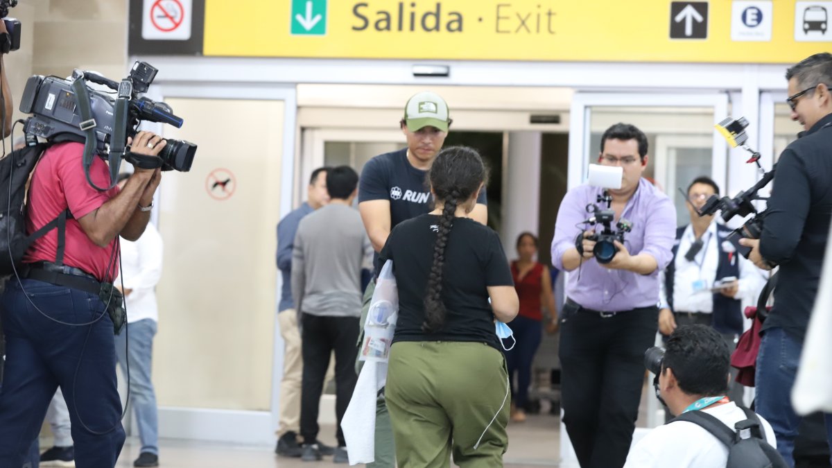 Arribo. Mirna fue una de las primeras migrantes en salir del aeropuerto.