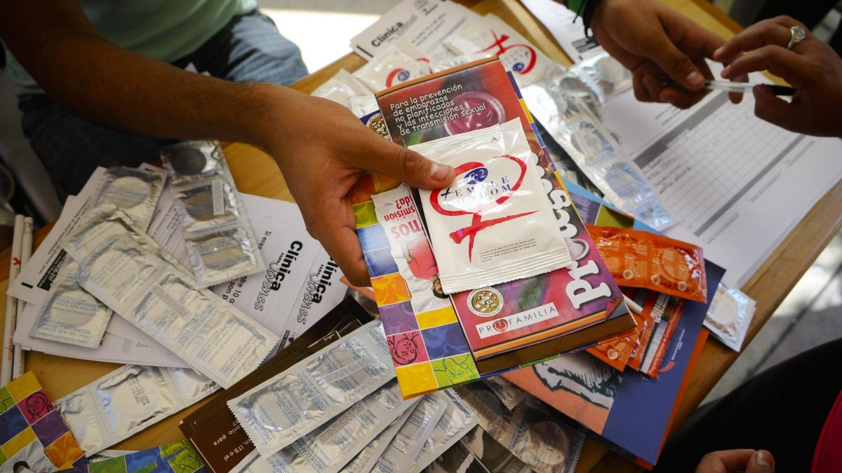 Documentos y preservativos en una campaña contra la difusión del Sida.