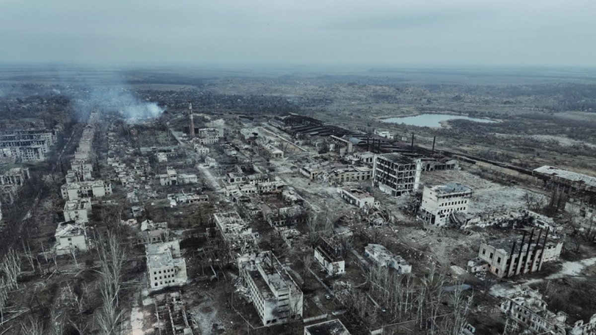 Edificios muy dañados en Chasiv Yar, región de Donetsk, en medio de la invasión rusa de Ucrania.