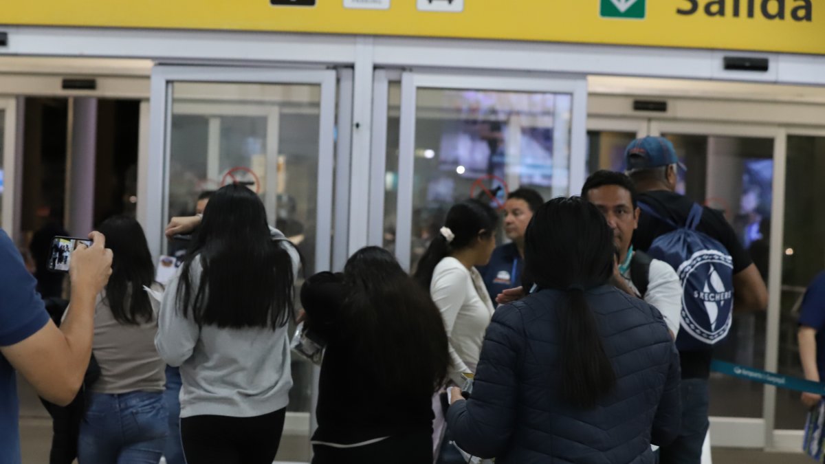 Guayaquil. Un grupo de las personas deportadas desde Estados Unidos llegando al aeropuerto José Joaquín Olmedo.