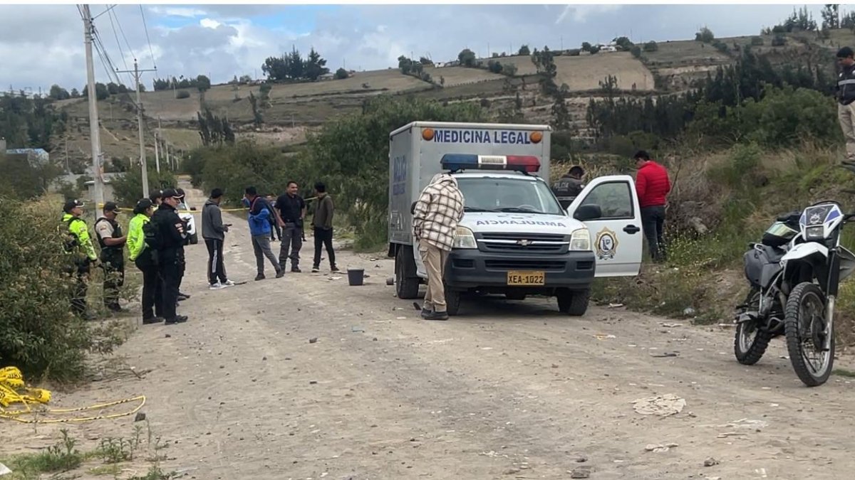 El cuerpo sin vida fue trasladado hasta la morgue del cementerio general de Latacunga.