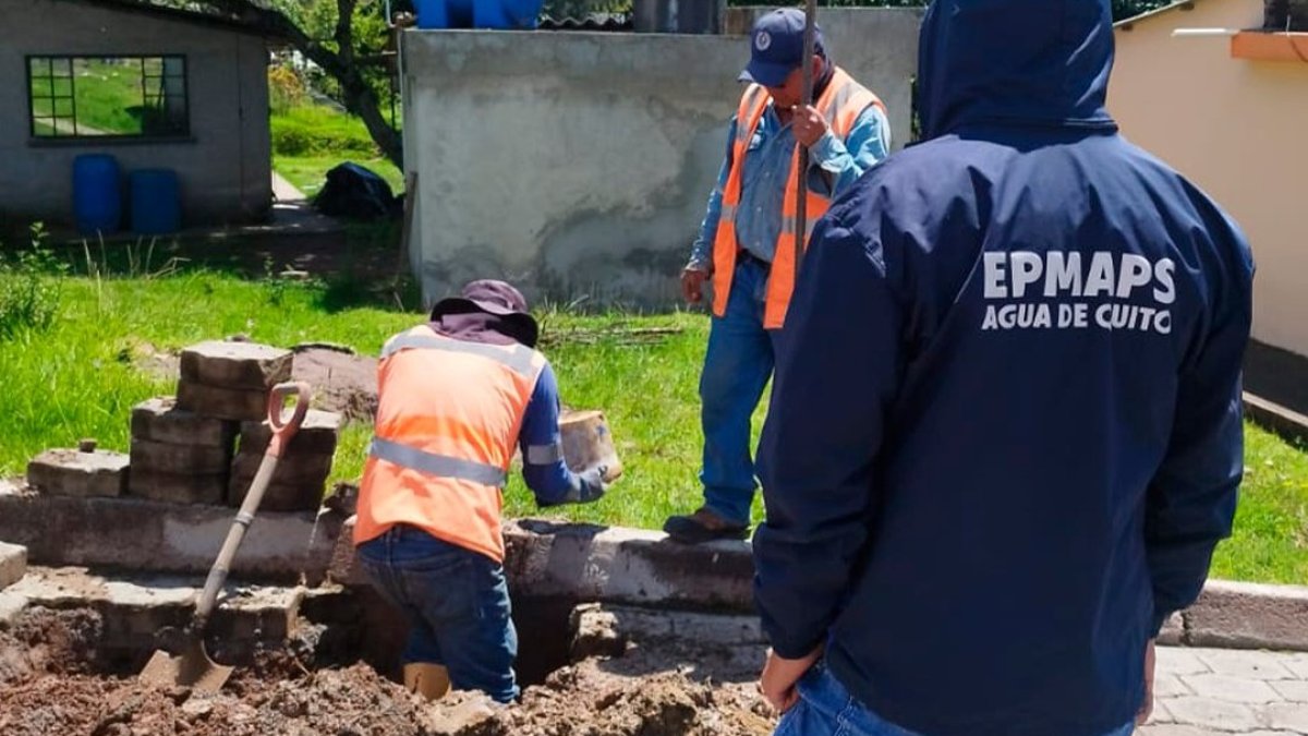 Imagen referencial. Personal de la Empresa de Agua arregló el daño de la válvula para restituir el servicio.
